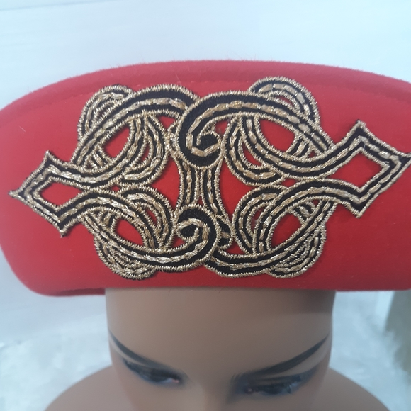 Vintage red felt medallion hat - Picture 4 of 6